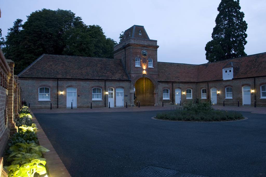 Oakley Hall Hotel Basingstoke Exterior foto