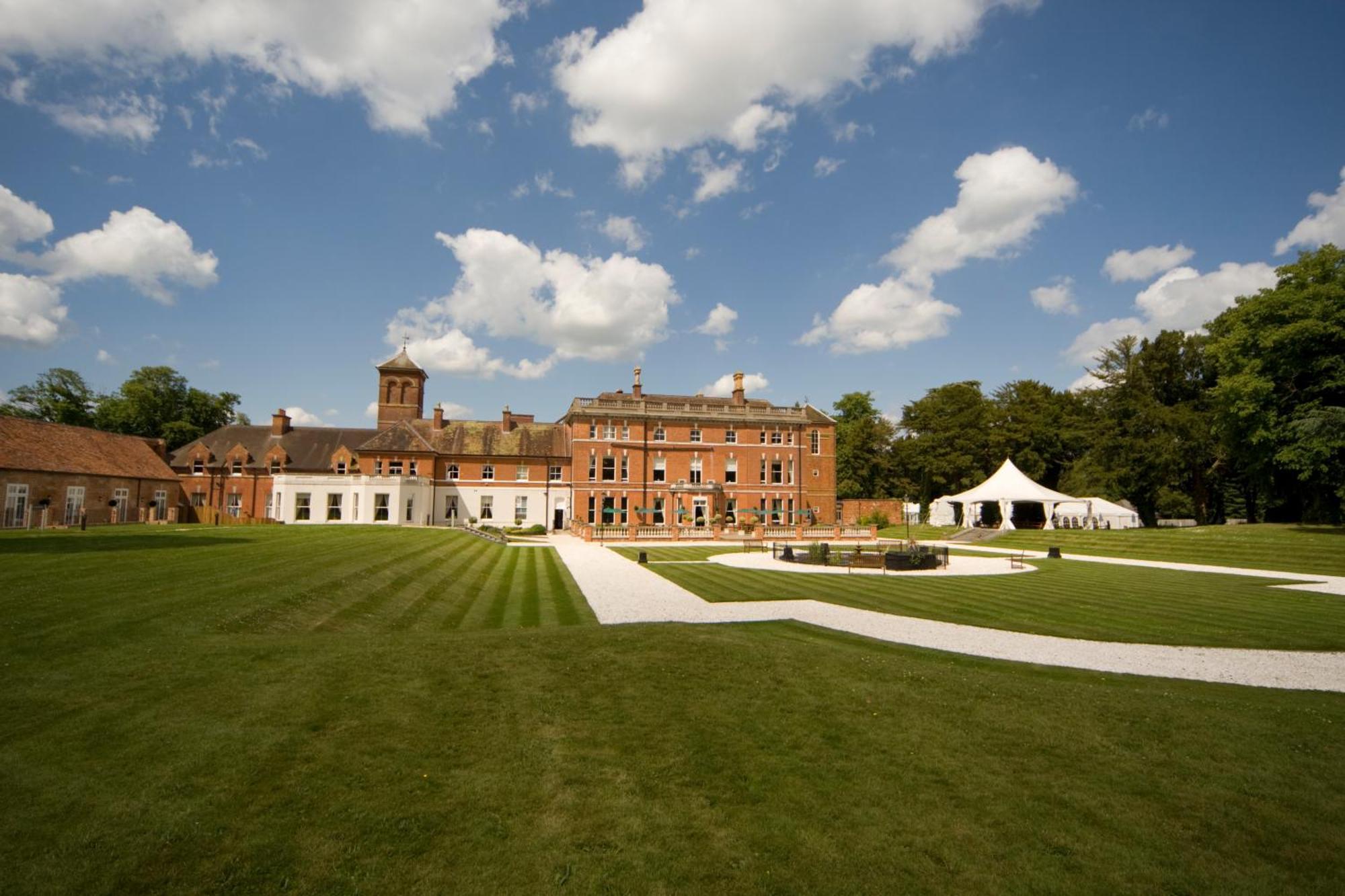 Oakley Hall Hotel Basingstoke Exterior foto